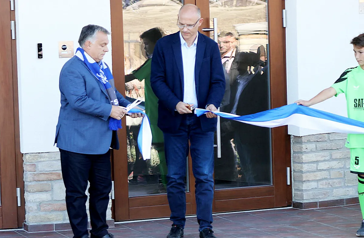 Stadion a libalegelő mellett a horvátországi Várdarócon 4 Orbán a Topolyai Sport Club sálját viselte a Délvidék Sport Akadémia avatásán
