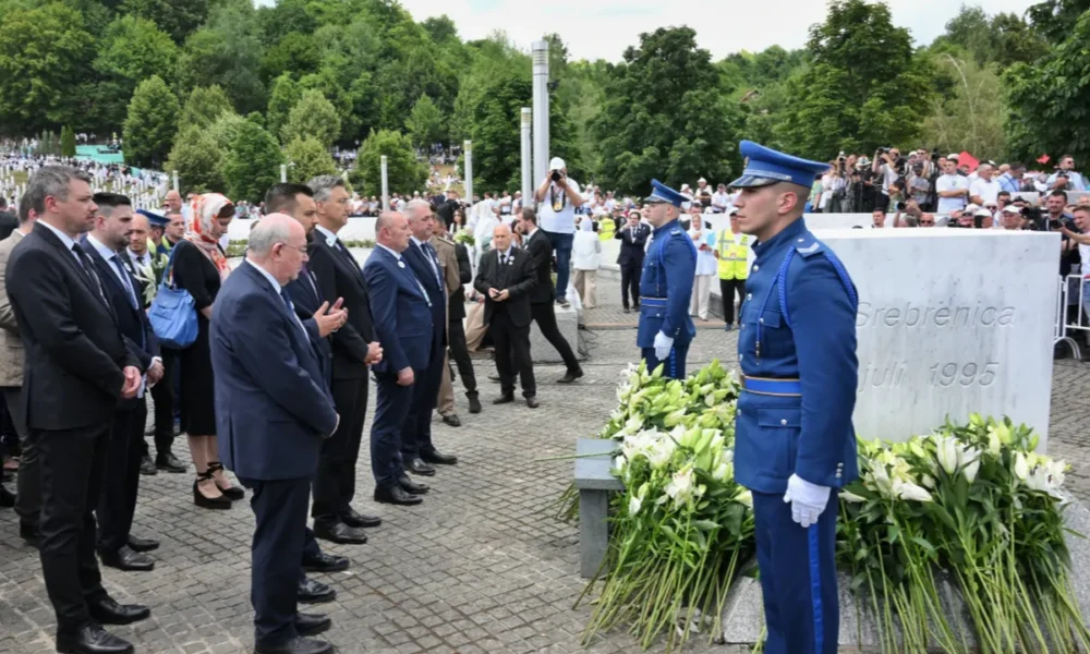 A horvát miniszterelnök liliomot helyezett el a Potocari Emlékközpontban