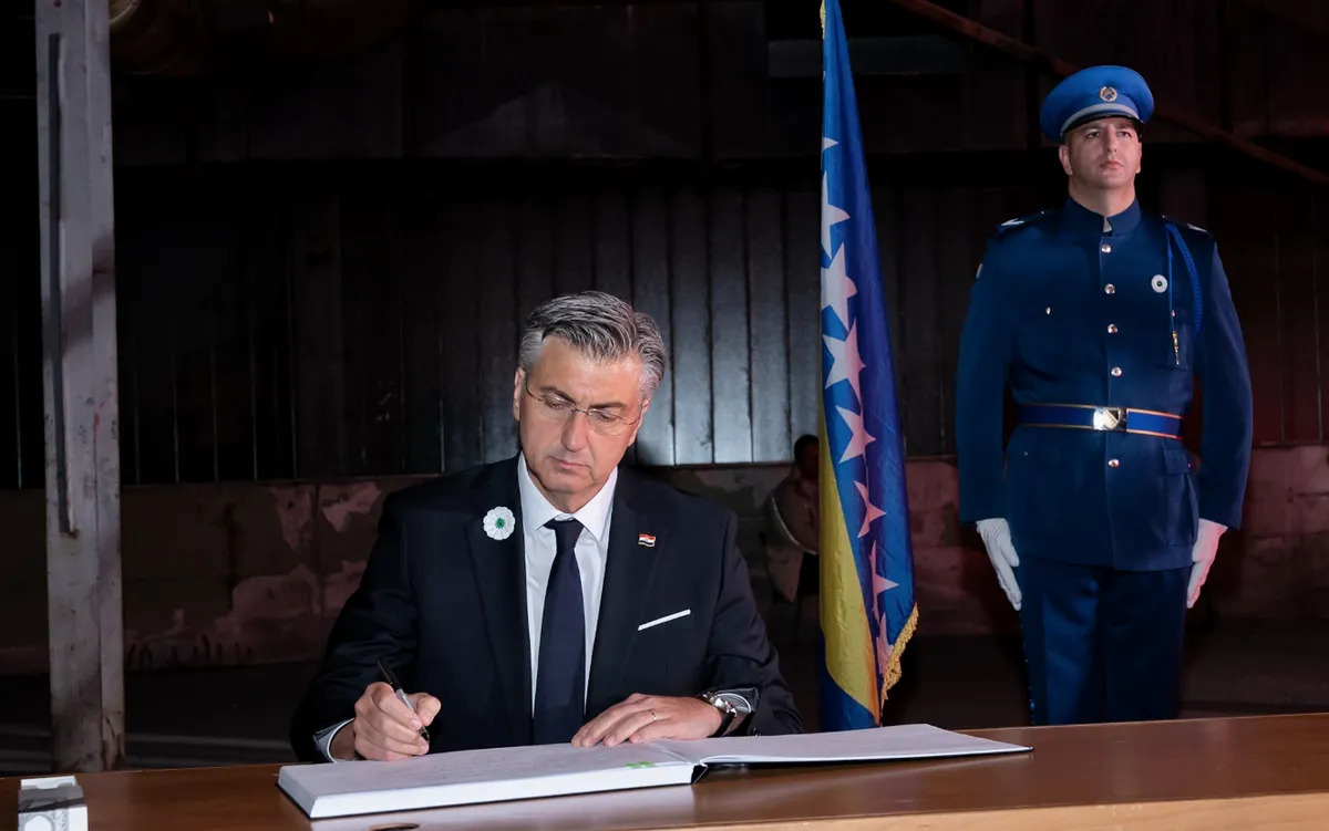 Srebrenica nem ismétlődhet meg, a szerb elnök angolul üzent 2 Srebrenica végleg arra kötelez minket, hogy az igazság őrei legyünk, hogy a bűncselekmények ne maradjanak büntetlenül, és hogy egyetlen áldozatról se feledkezzünk meg - írta a horvát miniszterelnök az X platformon