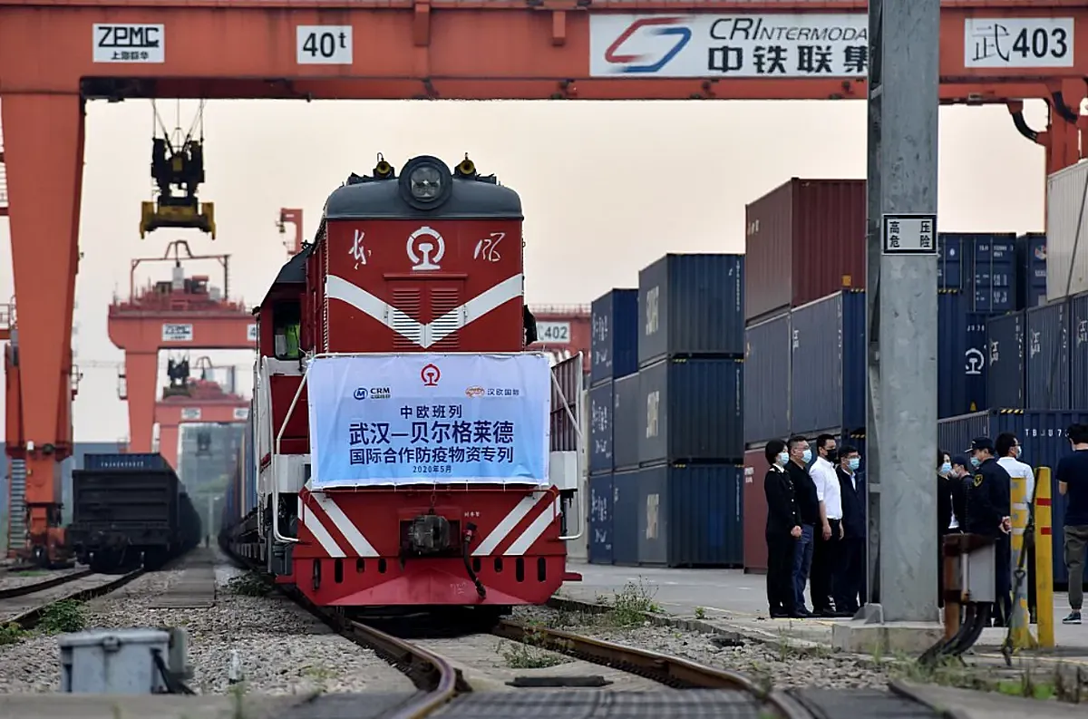 Egy 1000 tonna elektrolitikus rézzel megrakott Kína-Európa tehervonat 2020. június 24-én indult el Belgrádból Wuhanba. Ez volt az első kétirányú, teljes rakományt szállító járat Kína és Szerbia között. A kínai felirat ugyanakkor azt jelzi, hogy ez egy járványvédelmi segélyvonat 2020. májusából. Valószínűleg mindkét állítás igaz, Wuhanból segélyt szállított, visszafelé viszont rézzel, netalán arannyal rakták meg Szerbia esetében ugyanis igaza a megállapítás, hogy ahol réz van, ott van arany is