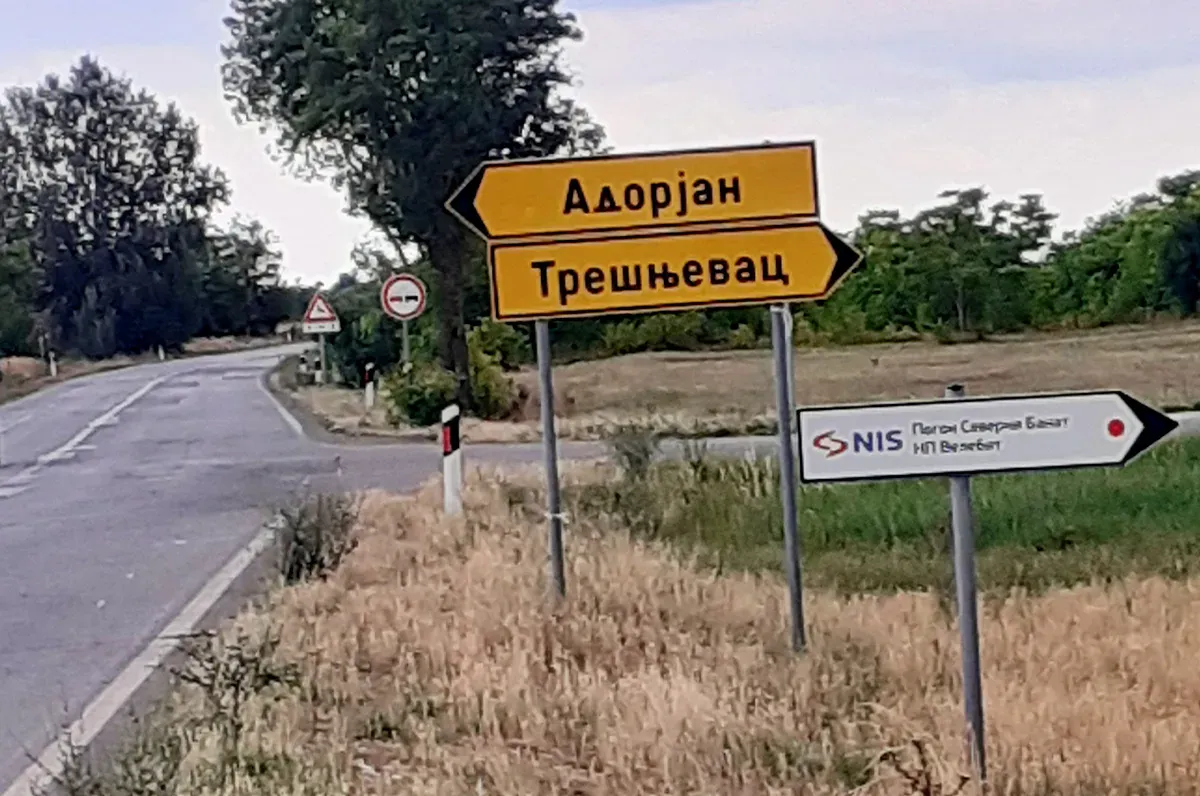 Szalma ilyen, szalma olyan, szalma amolyan (szalmajáték, szalmaszórás) 2 Azon már nem is lepődünk meg, hogy Magyarkanizsa községben egynyelvű táblákat látunk, elvégre ilyen ez a mostani Сзербиа. Vajon a külföldi érdeklődök hogyan tájékozódtak?