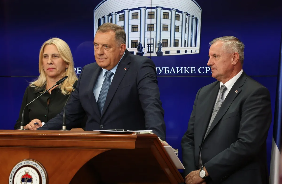 Ettől a pillanattól kezdve a boszniai Szerb Köztársaság belügyminisztériuma állandó utasítást kap Christian Schmidt megfigyelésére a következő tíz évben - írta Dodik a fenti képhez csatolva az X platformon. Előkerült a régi sláger is, miszerint a RS azonnal dönt a függetlenné válásról, ha Schmidt hozzányúl a boszniai szerb vagyonhoz