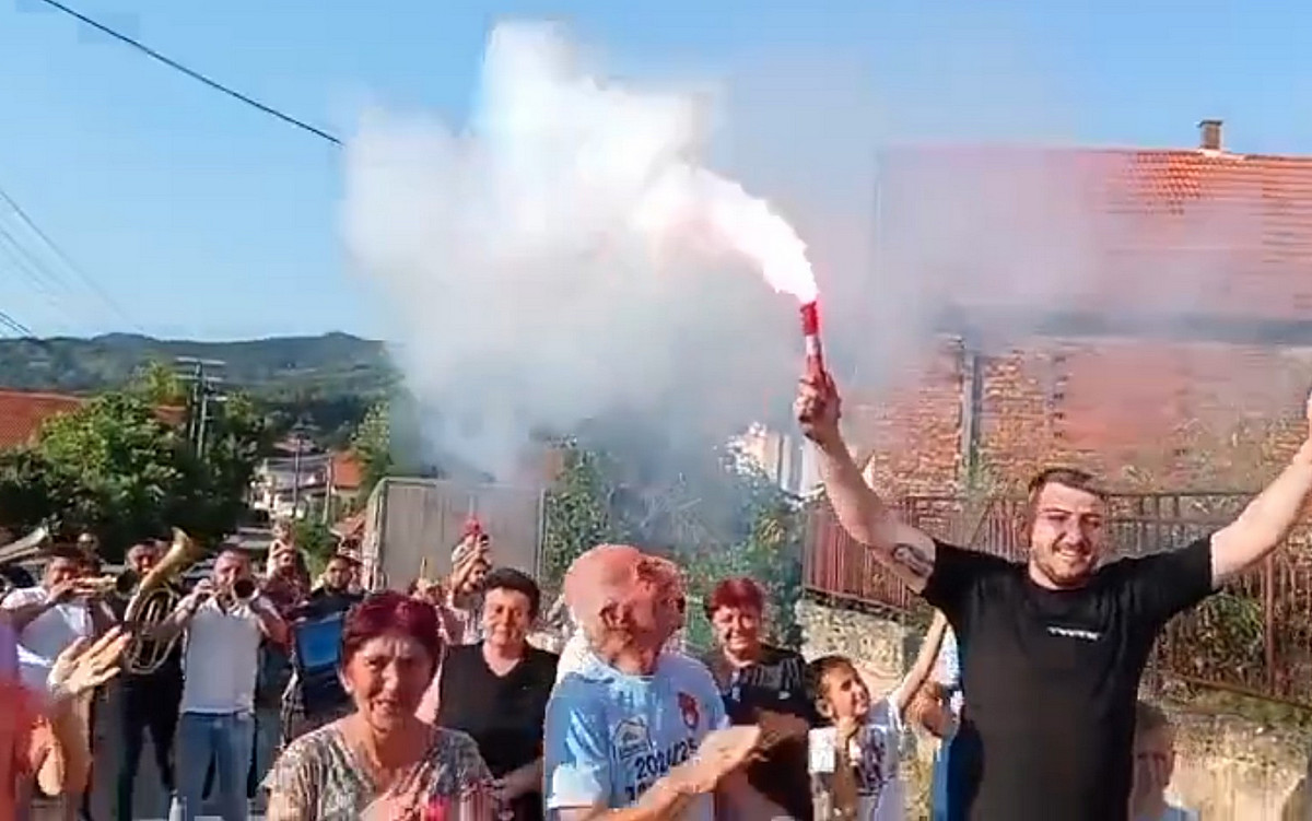 Cenzúra haladó módra Szerbiában, egyszerűen elvágják a kábelt 2 A Jala tulajdonosát a helyiek rezesbandával fogadták, miután a hatalom szabadon engedte, és a börtönből házi őrizetbe került