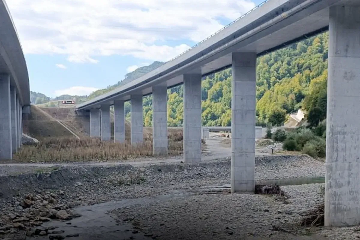 Montenegró: a függetlenségében is függő ország? 3 A China Road and Bridge Corporation nem javította ki az autópálya-építés során az UNESCO által védett Tara folyóban okozott károkat