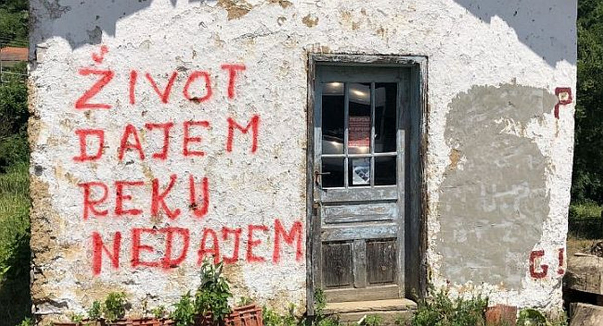 Korrupció és kapzsiság: kis vízerőművek Szerbiában 3 Egy felirat Szerbia déli részéről: "az életemet adom, a folyót nem"