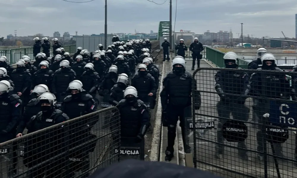 Tavaly december közepén a rezsim rendőrökkel védte a régi Száva-hidat