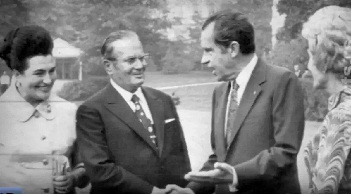 Kennedy, aki fogadta Titót, nem tudott időt szakítani arra, hogy felkeresse Jugoszláviát, így elsőként Nixon utazott Belgrádba