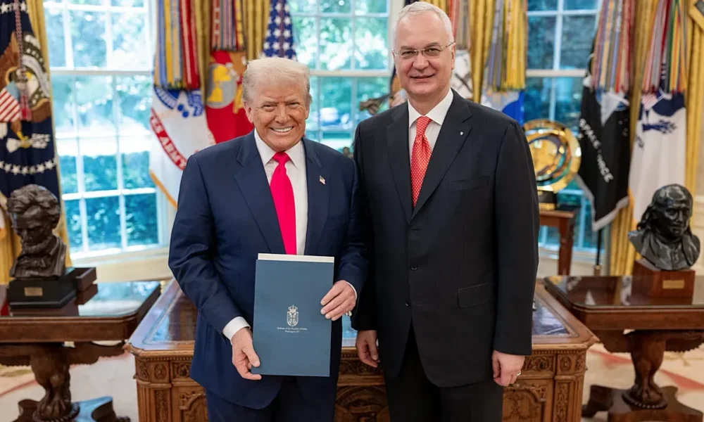 Donald Trump kezébe került Szerbia új nagykövetének megbízólevele: Dragan Šutanovac küldetése nem titkolt — Vučić számára ő az ember, aki „becserkészheti” a volt amerikai elnököt Belgrádba