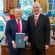 Donald Trump kezébe került Szerbia új nagykövetének megbízólevele: Dragan Šutanovac küldetése nem titkolt — Vučić számára ő az ember, aki „becserkészheti” a volt amerikai elnököt Belgrádba