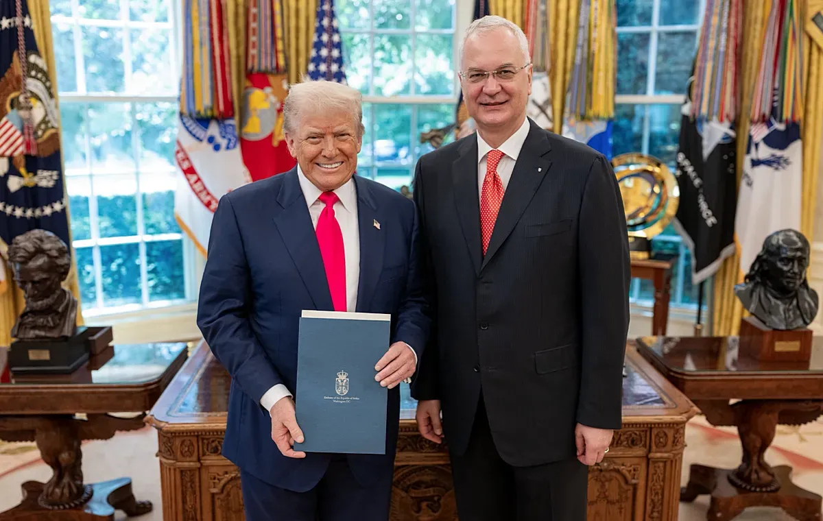 Donald Trump kezébe került Szerbia új nagykövetének megbízólevele: Dragan Šutanovac küldetése nem titkolt — Vučić számára ő az ember, aki „becserkészheti” a volt amerikai elnököt Belgrádba