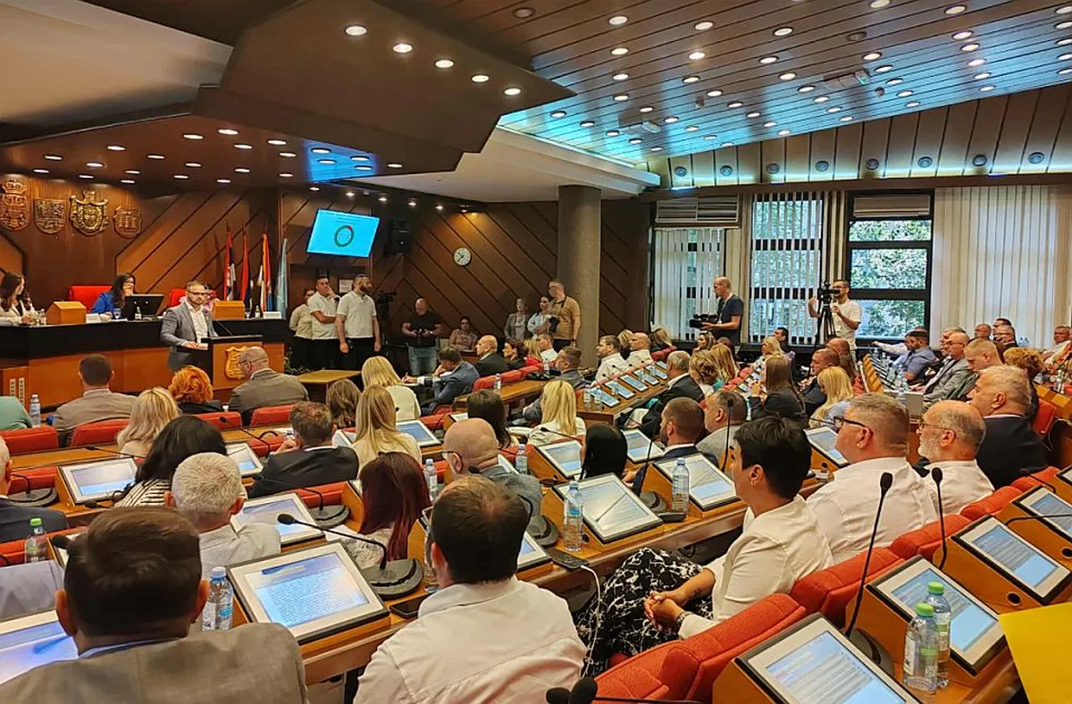 Vučić beleegyezésével épül emlékmű az áldozatoknak Újvidéken? 2 Az újvidéki közgyűlés elfogadta Žarko Mićin polgármester kezdeményezését, hogy emlékművet állítsanak az újvidéki vasútállomáson történt tragédia áldozatainak