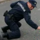 A rendőr, aki üveggolyókon jár