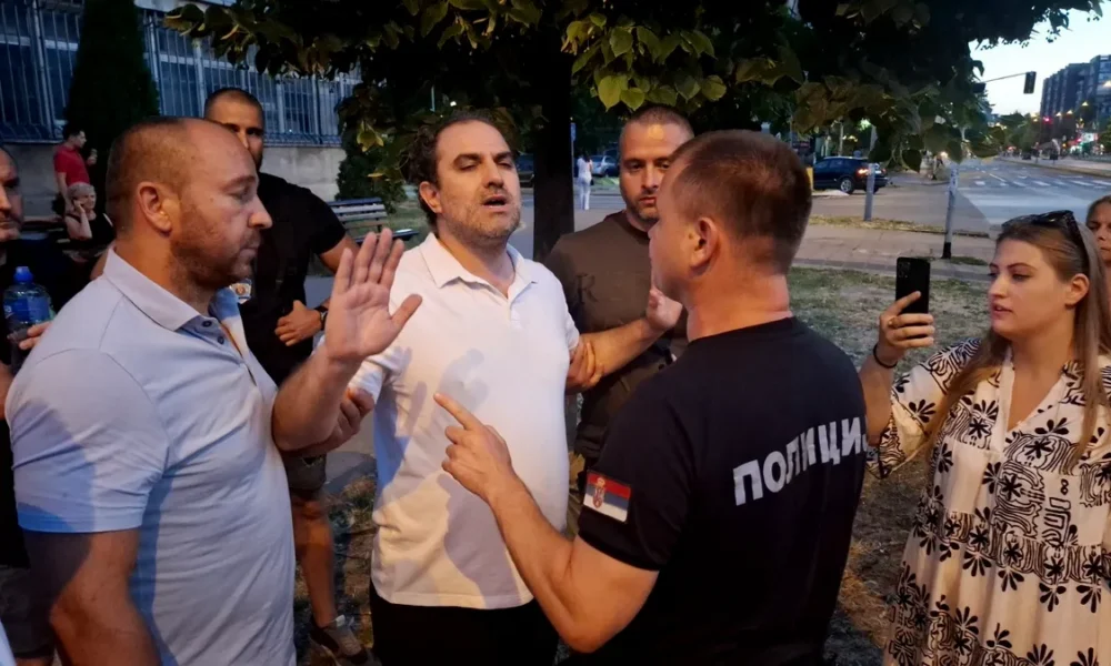 A rendőrök őrizetbe vették Radivoje Jovović egyetemi tanárt, a Szabad Polgárok Mozgalmának tagját, tartományi parlamenti képviselőt. Lehet, hogy a kegyelmet kapott négy kormánypárti verőlegény celláját szánják neki