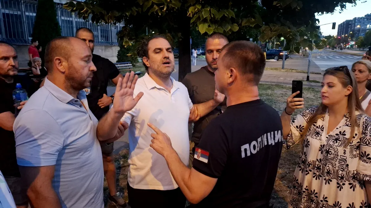 A rendőrök őrizetbe vették Radivoje Jovović egyetemi tanárt, a Szabad Polgárok Mozgalmának tagját, tartományi parlamenti képviselőt. Lehet, hogy a kegyelmet kapott négy kormánypárti verőlegény celláját szánják neki
