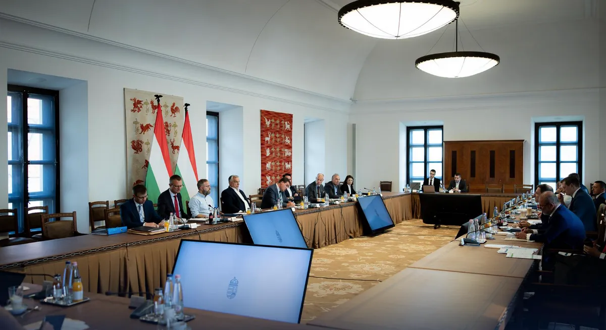 A magyar miniszterelnök a Facebookon közölte, hogy a mai kormányülésen áttekintettük a Munkácsot ért orosz rakétatámadás következményeit. Orbán hozzátette, hogy a béke irányába tett erőfeszítéseket, és a Trump elnök által kezdeményezett tárgyalási folyamatot folytatni kell. - Csak a béke! - zárta a bejegyzést
