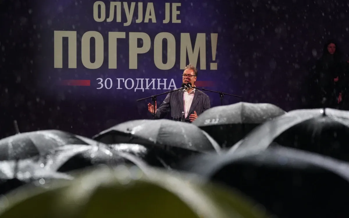 A szerb elnököt a zuhogó eső sem hűtötte le, de a Boszniából érkező Dodiokot sem