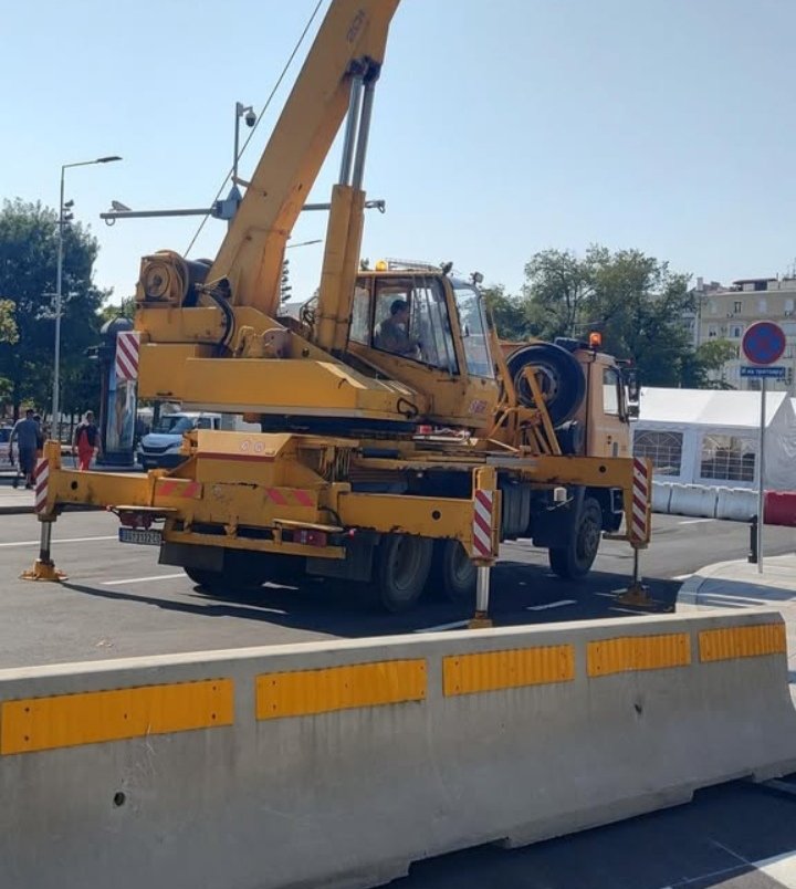 Ki fél ma? Betonakadályok a főutcán, ez nem államvezetés – ez bunkerpolitika 2 Betonakadályok elhelyezése a Belgrád "tiltort városnak" számító Ćacilend mellett