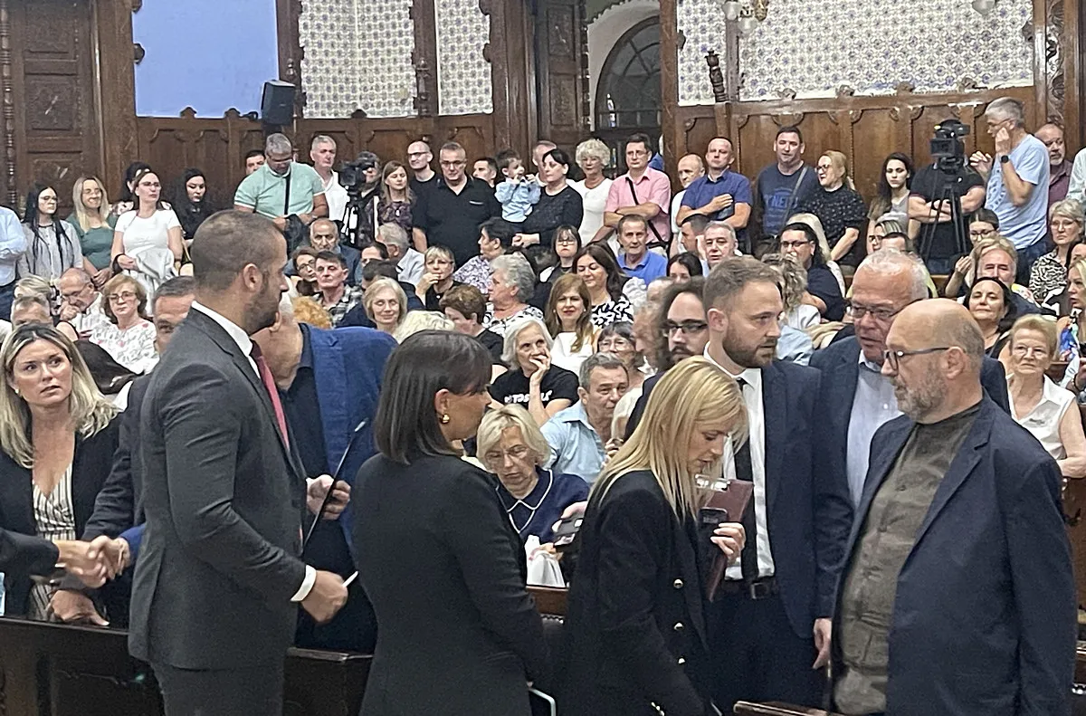 Szakadék az értékrendek között és a Fehér Sasok 4 Bokan a szabadkai városházán (a jobb alsó sarokban)