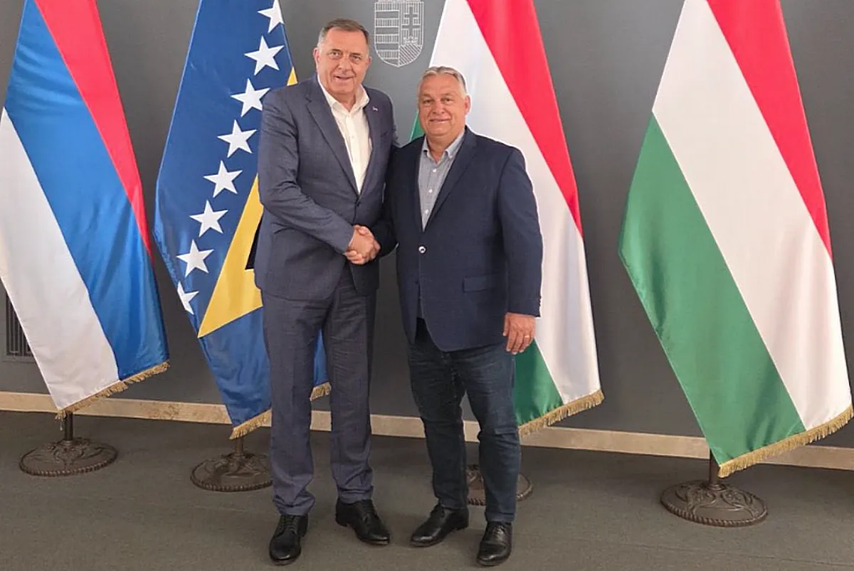 A boszniai zászló is használatban, nem csak a boszniai szerb
