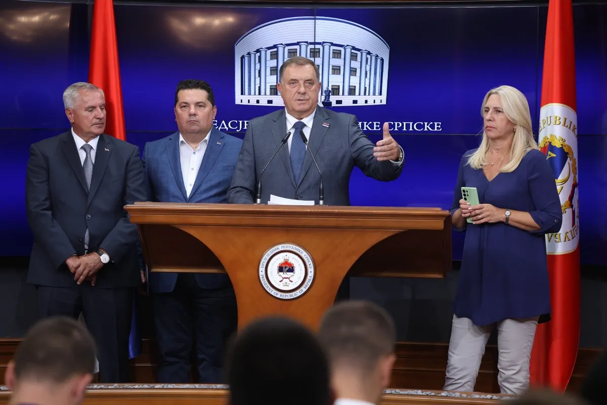 A boszniai Szerb Köztársaság nem konfliktust, hanem tiszteletet és szabadságot keres, amelyet népszavazás útján fog elérni - üzente vissza Szarajevóba Dodik, miután a boszniai bíróság végleg leváltotta