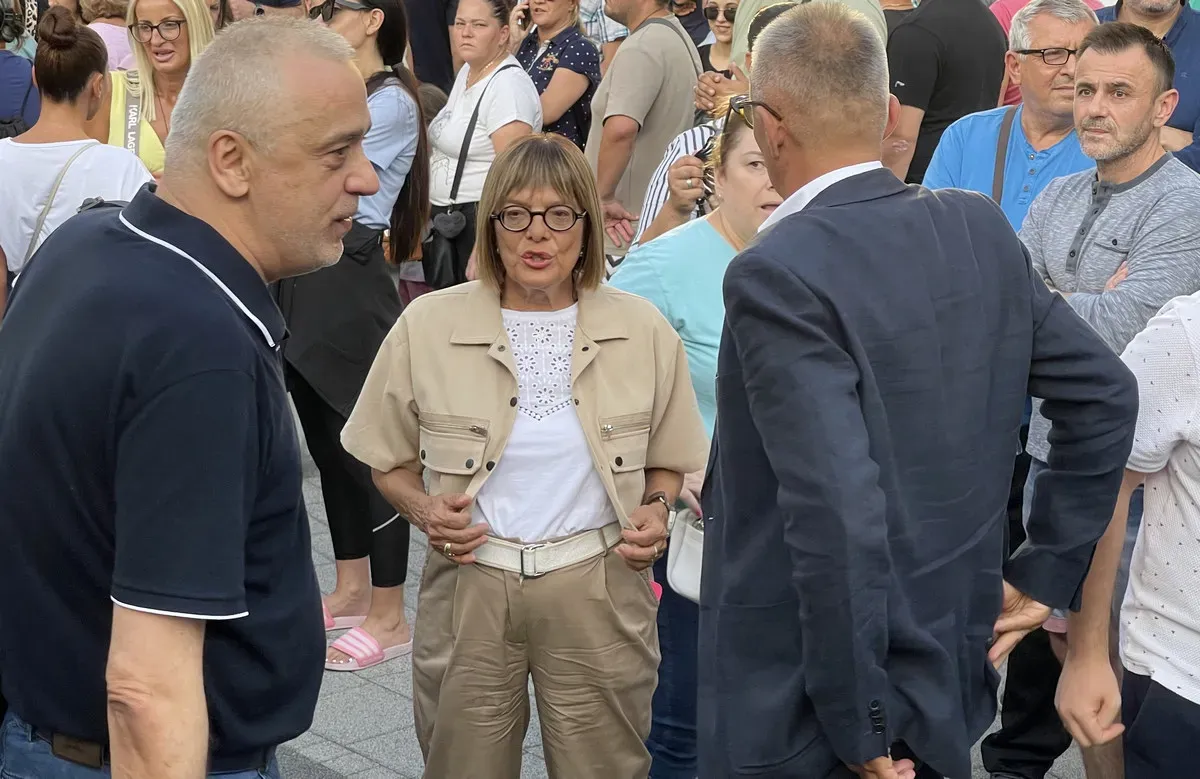 A kormány szimpatizánsai unják a blokádokat, pakisztáni vendégmunkásokat is mozgósítottak 2 Attól nem kell tartani, hogy őket fejbe kólintják a rendőrök: Maja Gojkovic és Stevan Bakic