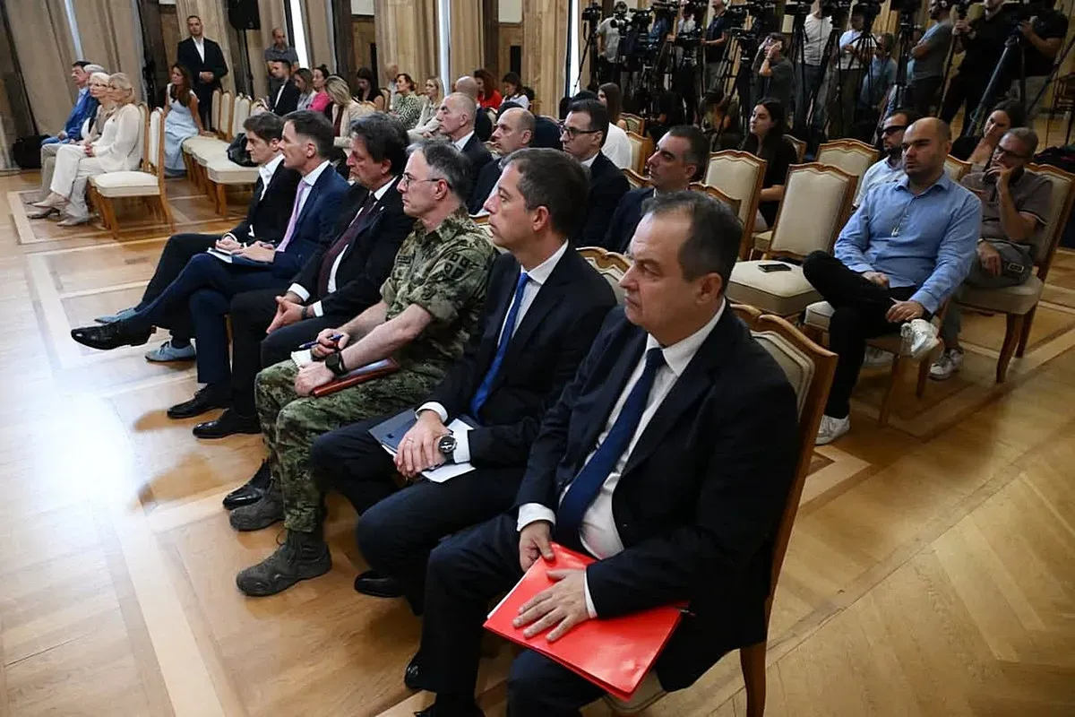 Ki a bátrabb diktátor: Vučić önmagát méri Miloševićhez 3 A miniszterek áhítattal itták a szerb elnök szavait