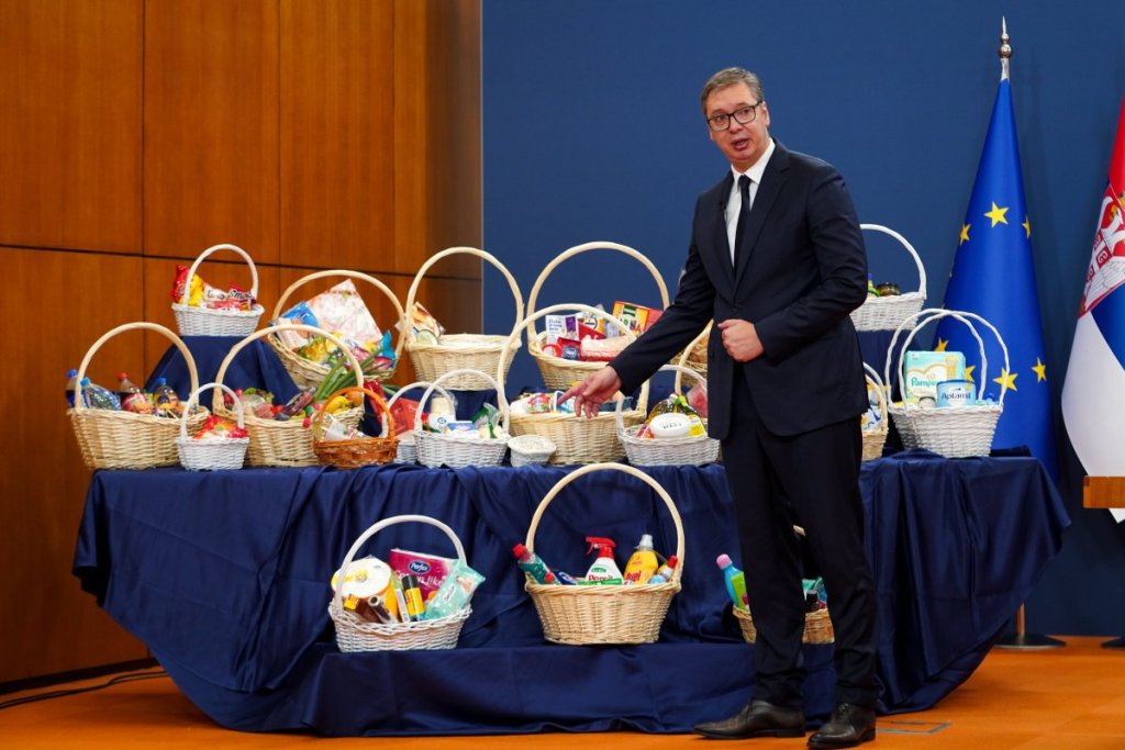 Vučić gazdaságpolitikai intézkedéscsomagot jelentett be, egy hónapon belül megnyitná a Belgrád-Szabadka közötti vasutat 3 A szerb elnök megmutatta azt a háromezer terméket, amire az árcsökkentés vonatkozik, szereti a kosarazást