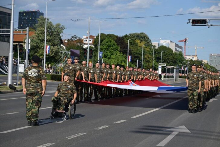 Dübörgő hajtóművek, hernyótalpak alatt csikorgó aszfalt, de mindenekfelett eget feszítő nemzeti büszkeség 2 A nemzeti büszkeség látszik a felvonuló egységeken, a horvát nemzeti lobogóval a kezükben