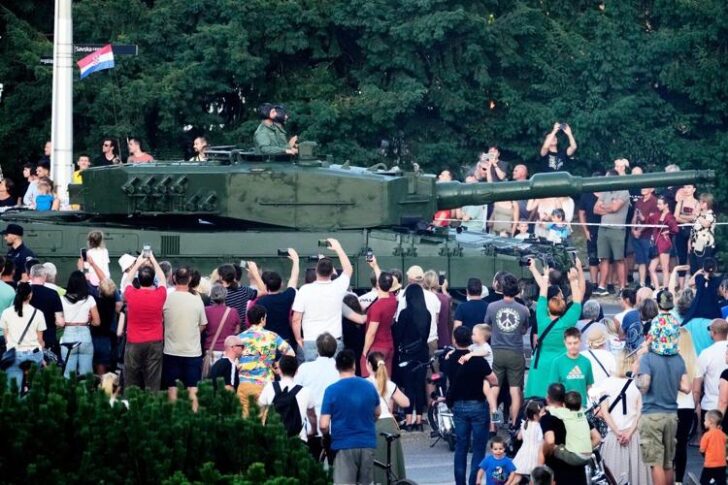 Dübörgő hajtóművek, hernyótalpak alatt csikorgó aszfalt, de mindenekfelett eget feszítő nemzeti büszkeség 5 A nemzeti büszkeség része a Leopard 2A4 harckocsi is a felvonuláson
