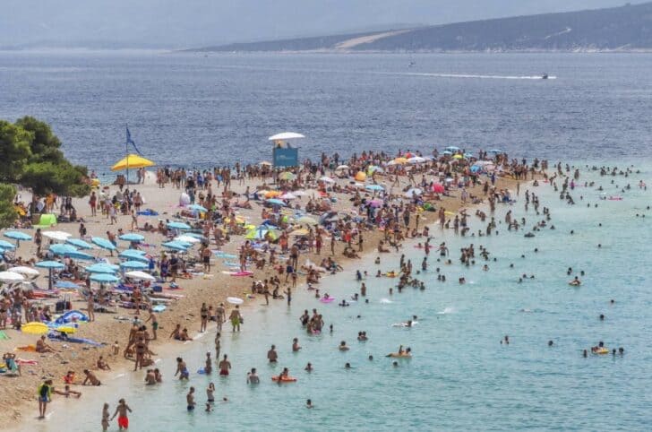 Turistákkal teli strandok Horvátországban