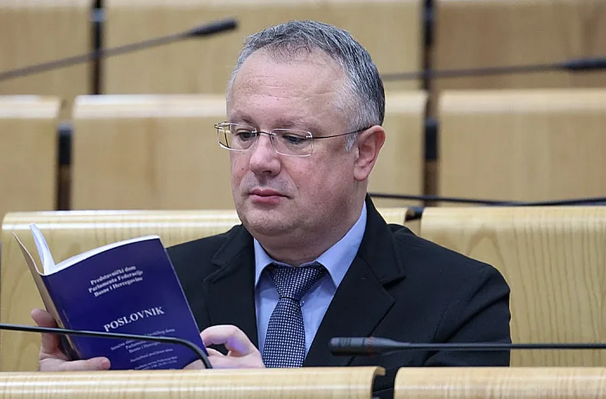 Sanel Kajan ismerkedik a föderációs parlamenti házszabállyal (Forrás: Klix.ba)