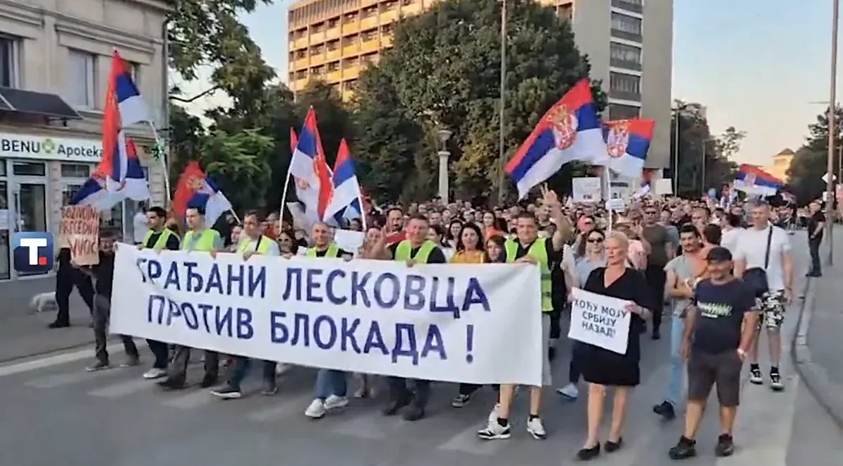 A kormány szimpatizánsai unják a blokádokat, pakisztáni vendégmunkásokat is mozgósítottak 4 Leskovac polgárai a blokádok ellen. Oldalt látható egy Benu gyógyszertár, amelyet a német Phoenix-csoport működtet Magyarországon, Szerbiában, Montenegróban, Csehországban, Szlovákiában, Svájcban és a balti államokban