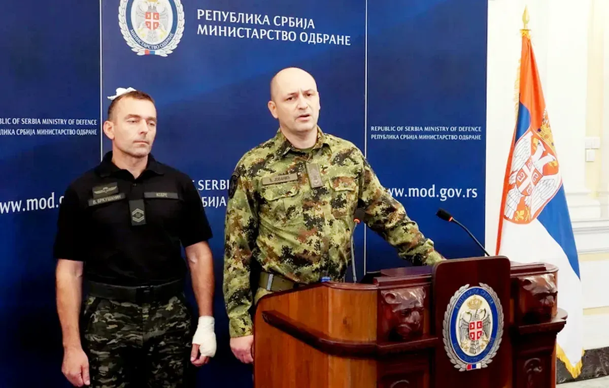 Eldördült az első fegyver, egyelőre csak a levegőbe lőttek 2 A lövöldöző katona a VBA igazgatójának társaságában