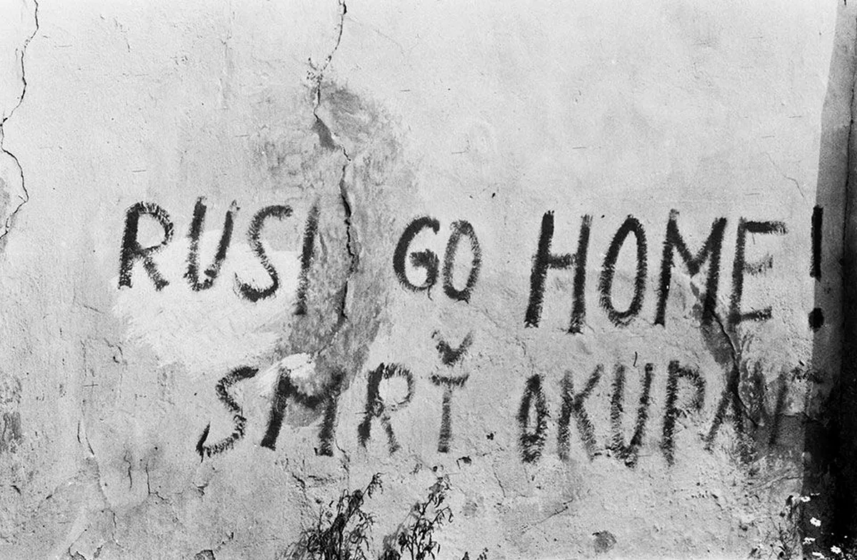 Egy Kelet-Európában időről-időre feltűnő felirat, ez 1968-as Csehszlovákiából származik