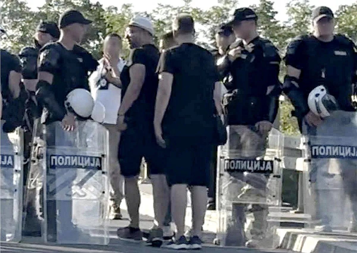 Vasárnap délután a szerb elnök rendőrsége lezárta  az Újvidékről Petrőcre vezető hidat. A rendőrök mögött a Szerb Haladó Párt verőlegényei álltak. Az emberek ezért gyalog mentek a többségében szlovák településre, a BRAVO-sok csónakkal érkeztek