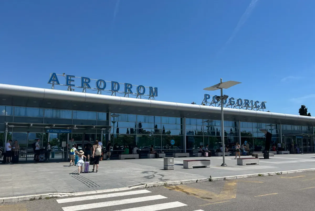 Egy kis ország még kisebb repülőtere Podgoricában