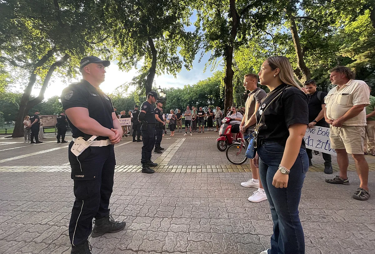 Szakadék az értékrendek között és a Fehér Sasok 2 Rendőrök és tüntetők néztek farkasszemet egymással Szabadkán, a tüntetők szerint a rendőrök háborús bűnösöket védtek