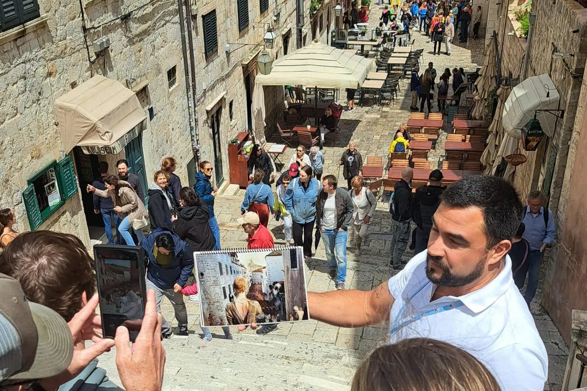 Dubrovnik betiltja az ücsörgést a jezsuitákhoz vezető lépcsősoron 3 A helyszín beazonosítása