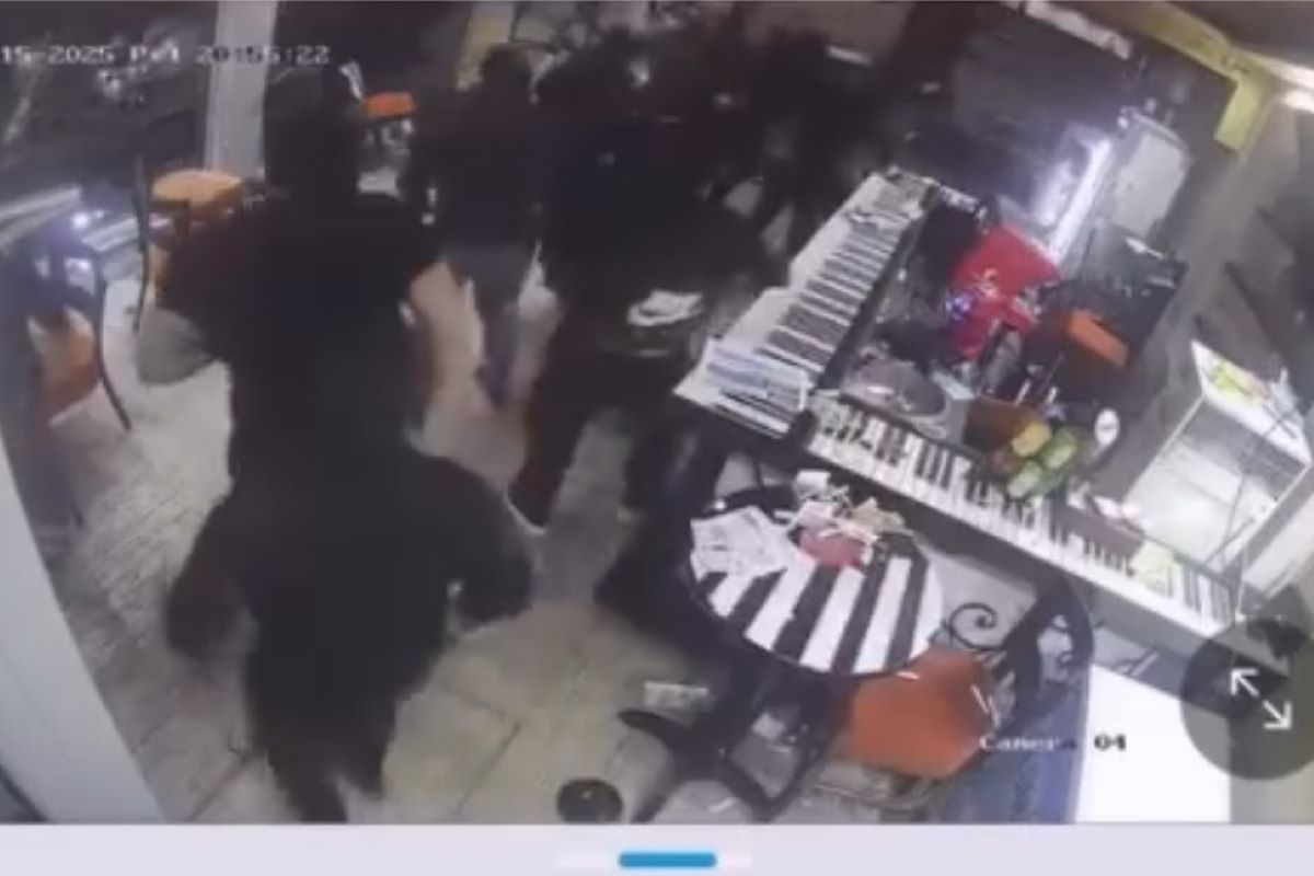 Maszkos, kapucnis támadók a Skver kávézóban (Forrás: térfigyelő kamera)