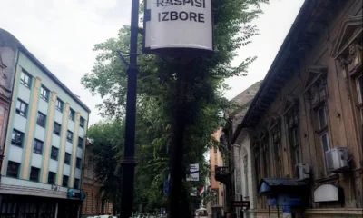 Vajdasági Magyar Plénum, Pásztor Bálint - Szabadkai városkép egy átragasztott plakáttal, amelyen az olvasható, hogy "írd ki a választásokat". A szerb elnök egy kijelentése szerint tisztogatásra készül a nagyobb városokban, és ezzel kapcsolatban alig félreérthetően Szabadkát is megemlítette