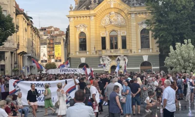 A szimpatizánsok nem éppen tömeges megmozdulásának résztvevői Szabadkán. A transzparensen, amely a képen alig látszik, az olvasható, hogy "harcolj a blokádok ellen"!