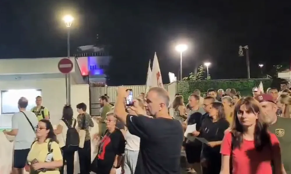 A tüntetők a szerb elnöki rezidencia - a Béke Villa - előtt