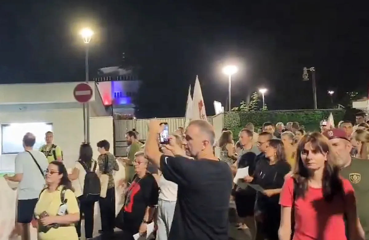 A tüntetők a szerb elnöki rezidencia - a Béke Villa - előtt