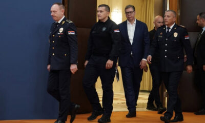 Vučić bevonulása a főrendőrök kíséretében