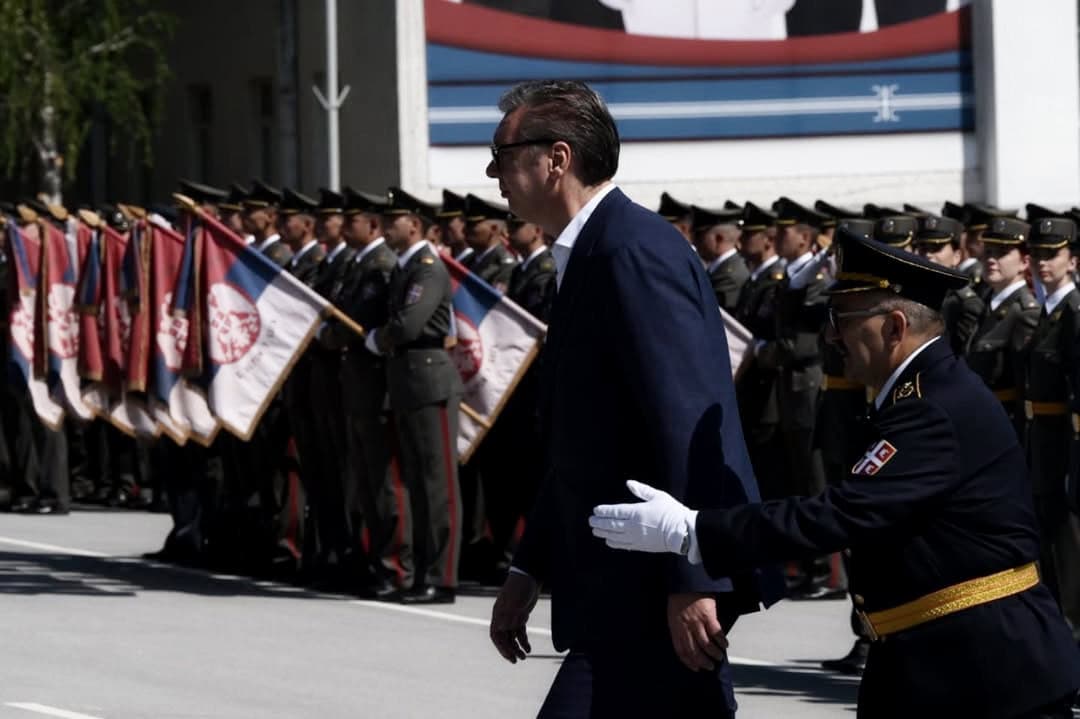 Márpedig előre hozott választások lesznek Szerbiában 2 Erre tessék menni, erre van a kijárat! A kijáratot végül a hadsereg mutatja meg?