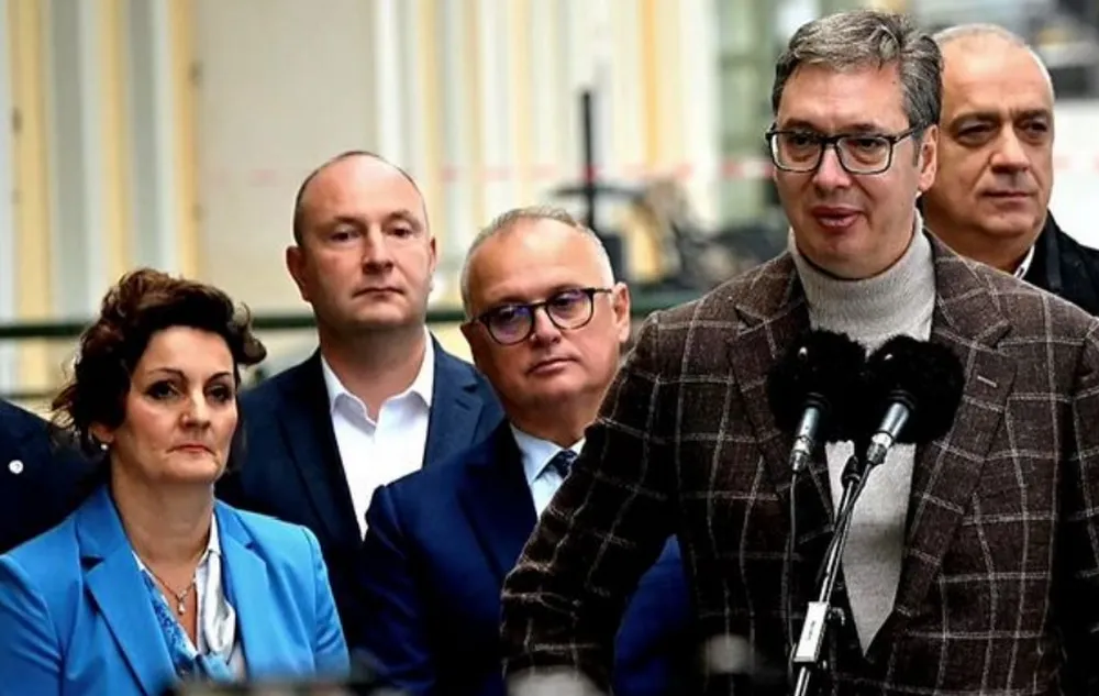 Elöl a három személy, akik valószínűleg leginkább felelősek az újvidéki tragédiáért. A képen az első sor: Anita Dimoski, Goran Vesić, Aleksandar Vučić, hátsó sor Milan Đurić újvidéki és Stevan Bakić szabadkai polgármester, ezek közül kettő már börtönben is járt, de nem sokáig maradt ott