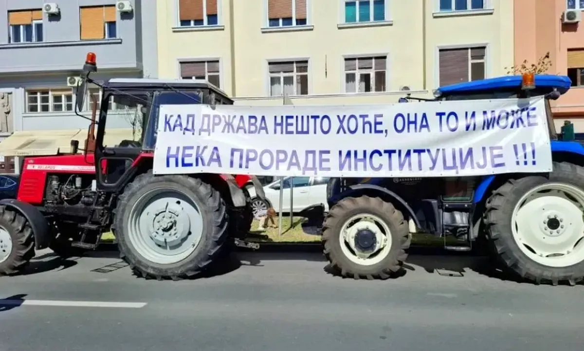 Megint traktorok az utcán, a gazdák és a hatalom nem érti egymást 3 Ha az állam valamit akar, akkor azt meg is teszi, akkor működjenek az intézmények - olvasható a két traktorra kifeszített transzparensen. Csakhogy az "állam" nem azt akarja, mint a gazdák