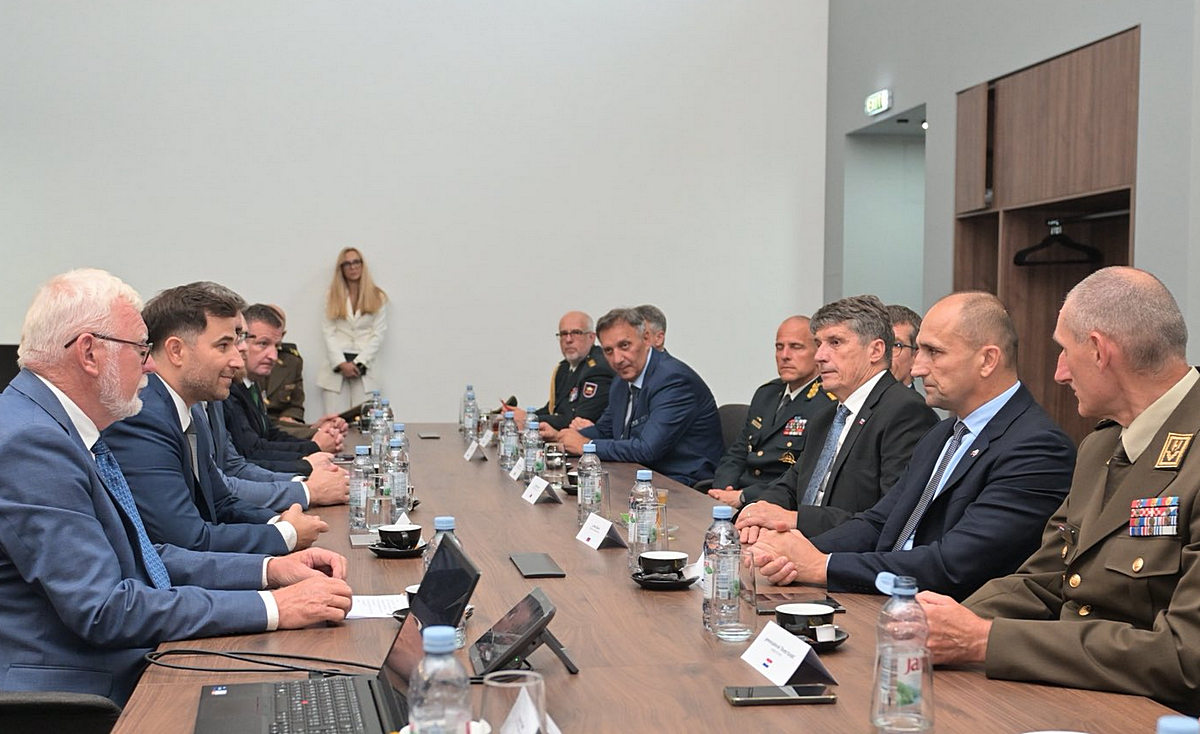 Horvát–szlovén katonai paktum: Belgrád szerint Szerbia ellen irányul 2 A horvát és a szlovén delegáció felkereste DOKING nevű céget, amely Horvátország egyik vezető védelmi ipari vállalata