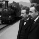 A Lumière fivérek várják a vonatot, fényes bálba készülnek (A kép illusztráció, amely a Budapesti Klasszikus Film Maratonhoz kapcsolódó cikkhez készült)