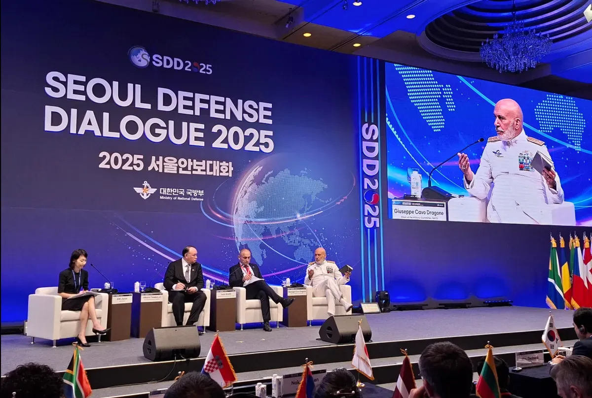 Ivan Anušić a "Geopolitikai rivalizálás mérséklése és a stratégiai stabilitás helyreállítása" című panelbeszélgetésen vett részt, amelyen Gilberto Teodora Fülöp-szigeteki védelmi miniszterrel és Giuseppe Cavo Dragone admirálissal, a NATO Katonai Bizottságának elnökével együtt vett részt